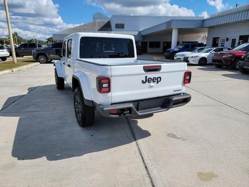 Bright White Clearcoat 2026 Jeep Gladiator Sport