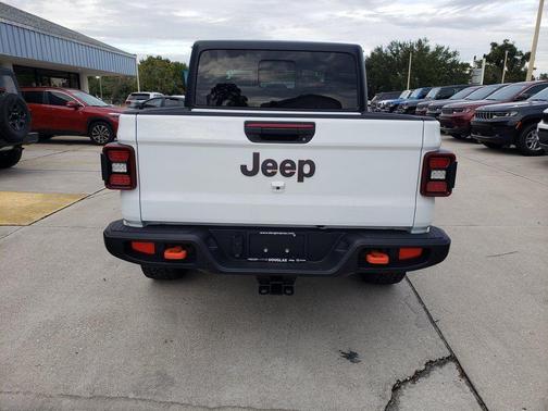 Bright White Clearcoat 2026 Jeep Gladiator Mojave