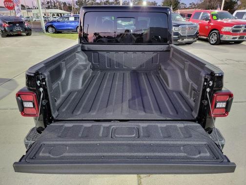 Black Clearcoat 2026 Jeep Gladiator Mojave