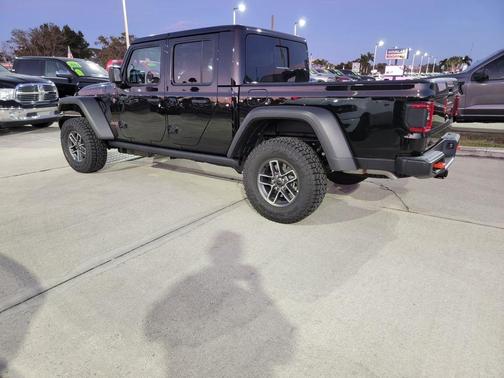 Black Clearcoat 2026 Jeep Gladiator Mojave