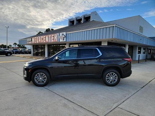 Mosaic Black Metallic 2023 Chevrolet Traverse LT Cloth