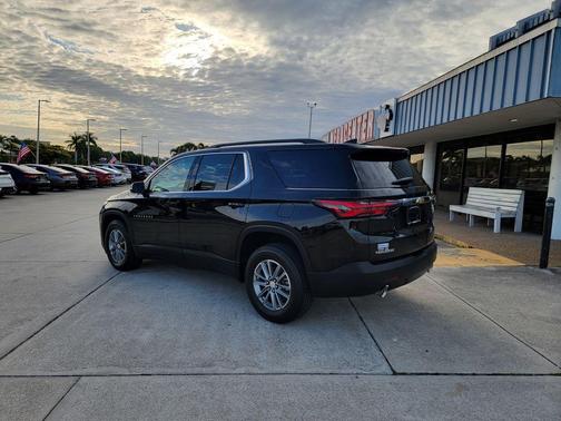 Mosaic Black Metallic 2023 Chevrolet Traverse LT Cloth