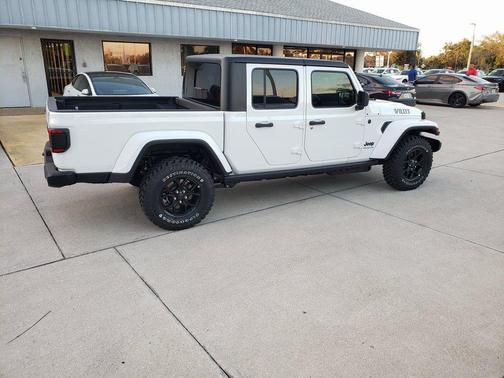 Bright White Clearcoat 2026 Jeep Gladiator Sport