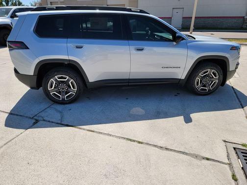 Silver Zynith Clearcoat 2026 Jeep Cherokee LAREDO/LIMITED