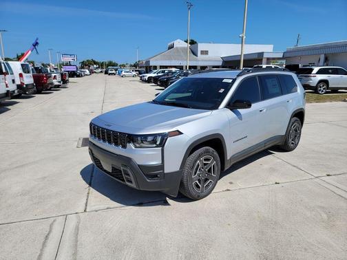 Silver Zynith Clearcoat 2026 Jeep Cherokee LAREDO/LIMITED