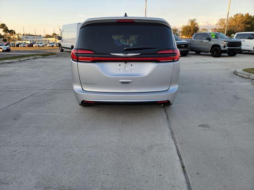 Silver Mist Clearcoat 2026 Chrysler Pacifica Select