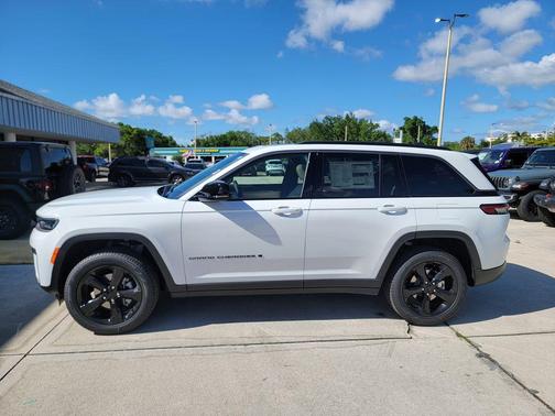 Bright White Clearcoat 2026 Jeep Grand Cherokee Limited