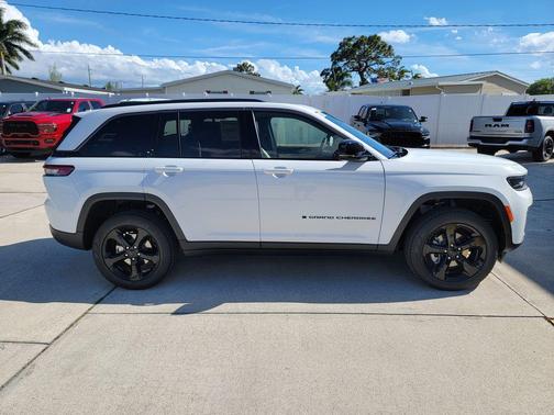 Bright White Clearcoat 2026 Jeep Grand Cherokee Limited