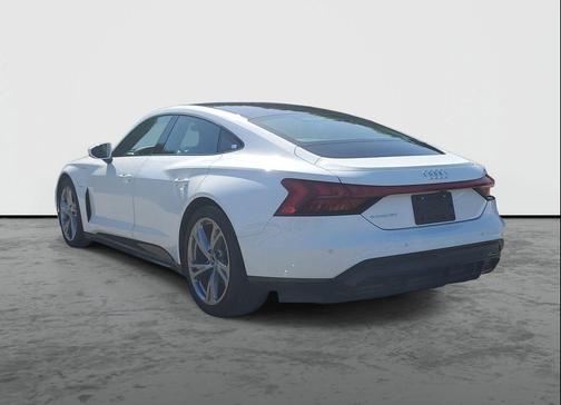 Ibis White 2023 Audi e-tron GT Premium Plus quattro