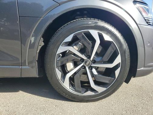 Daytona Gray Pearl Effect 2024 Audi Q8 e-tron Prestige