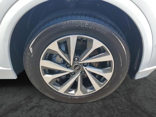 Glacier White Metallic 2025 Audi Q6 e-tron Premium quattro