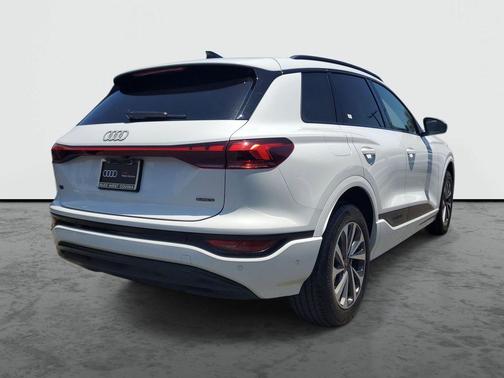 Glacier White Metallic 2025 Audi Q6 e-tron Premium quattro