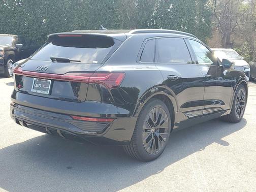Mythos Black Metallic 2024 Audi Q8 e-tron Prestige