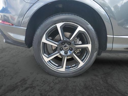 Daytona Gray Pearl Effect 2025 Audi Q3 45 S line Premium Plus
