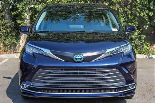 2023 Toyota Sienna XLE 8 Passenger