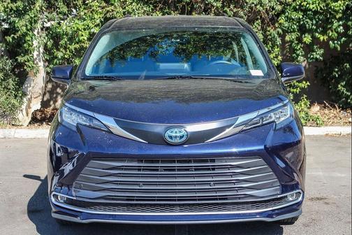 2023 Toyota Sienna XLE 8 Passenger