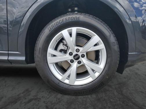 Tambora Gray Metallic 2026 Audi Q5 Premium TFSI quattro S tronic