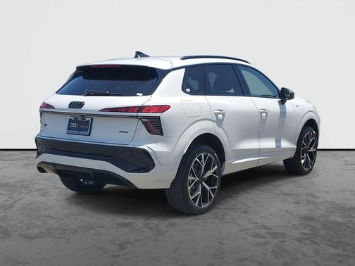 Glacier White Metallic 2026 Audi Q3 TFSI quattro S tronic