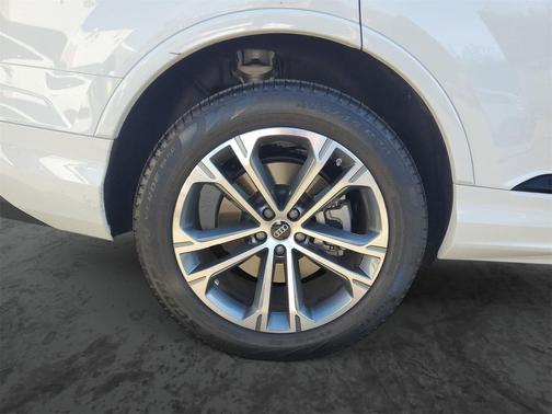 2025 Audi Q7 45 Premium Plus