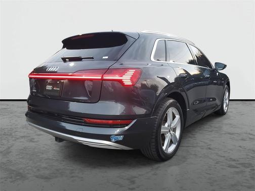 2019 Audi e-tron Premium Plus
