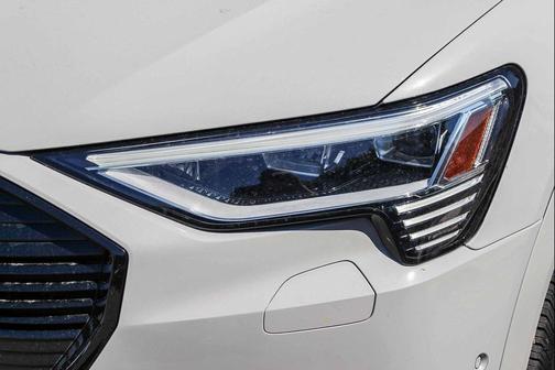 2022 Audi e-tron Premium Plus