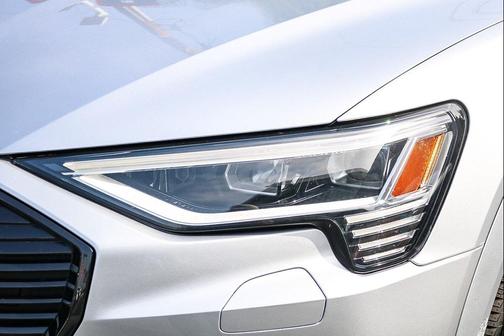 2022 Audi e-tron Premium Plus