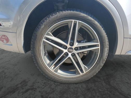Florett Silver Metallic 2023 Audi Q5 e 55 S line Premium Plus