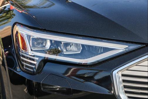 2022 Audi e-tron Premium Plus