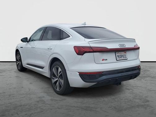 Glacier White Metallic 2024 Audi Q8 e-tron Premium Plus
