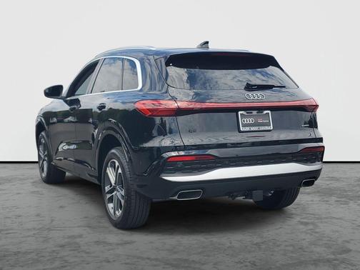 Mythos Black Metallic 2025 Audi Q5 Premium TFSI quattro S tronic