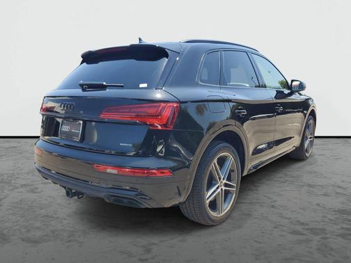 Mythos Black Metallic 2023 Audi Q5 e 55 S line Prestige