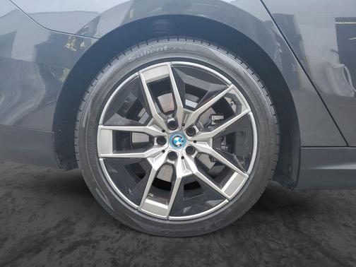 Dark Graphite Metallic 2024 BMW i5 eDrive40