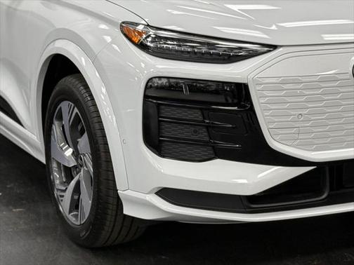 2025 Audi Q6 e-tron Premium Plus quattro