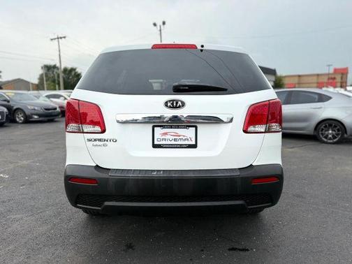 White 2013 Kia Sorento LX