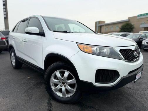 White 2013 Kia Sorento LX