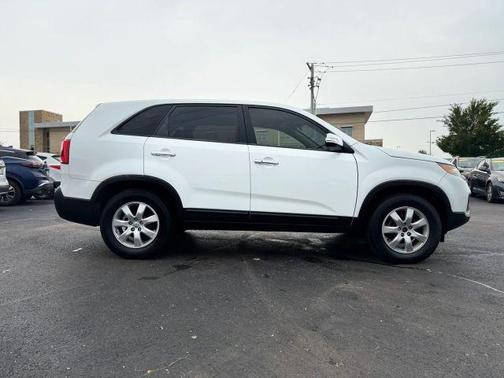 White 2013 Kia Sorento LX