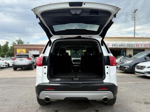 White 2017 GMC Acadia SLT-1