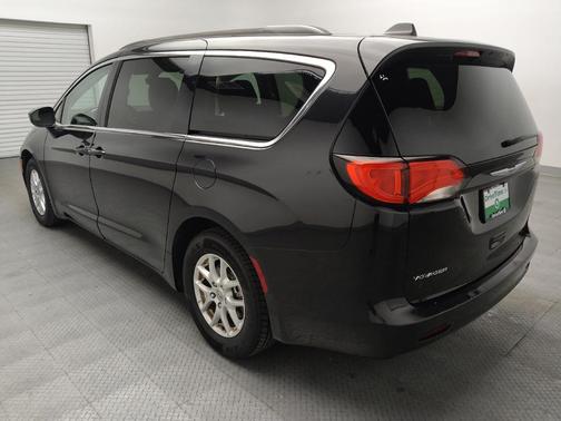 Brilliant Black Crystal Pearlcoat 2021 Chrysler Voyager LXI