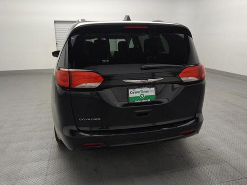 Brilliant Black Crystal Pearlcoat 2021 Chrysler Voyager LXI