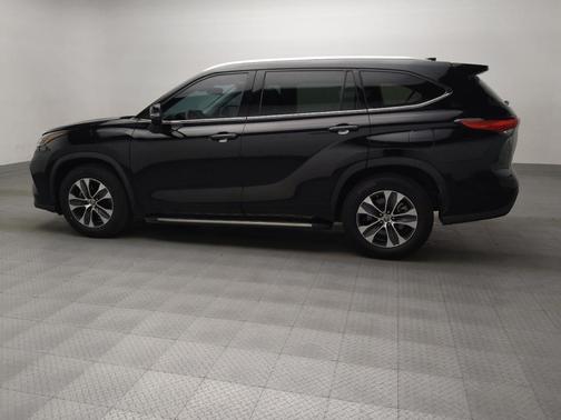 Midnight Black Metallic 2021 Toyota Highlander XLE