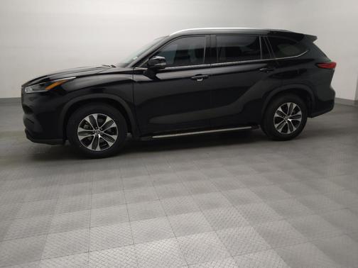 Midnight Black Metallic 2021 Toyota Highlander XLE