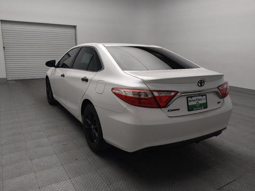 Blizzard Pearl 2017 Toyota Camry SE
