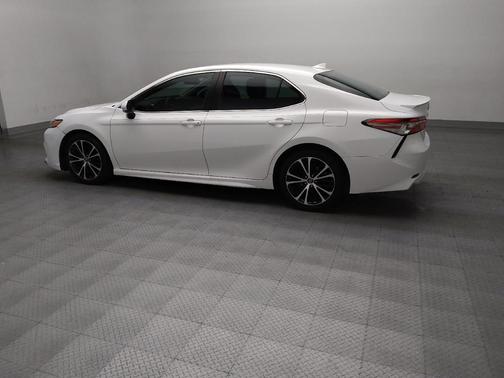 Super White 2019 Toyota Camry SE