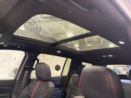 Mosaic Black Metallic 2026 Chevrolet Traverse RS