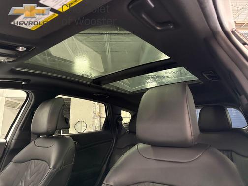 Glacial White Pearl 2023 Kia Sportage X-Line