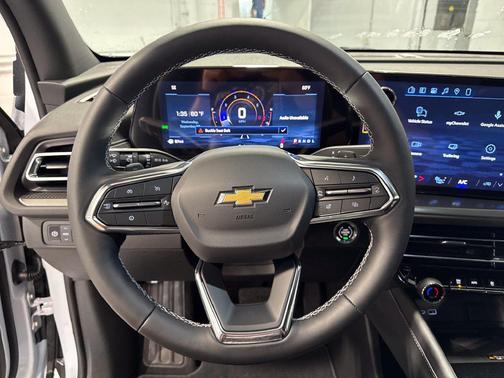 Polar White Tricoat 2027 Chevrolet Traverse LT