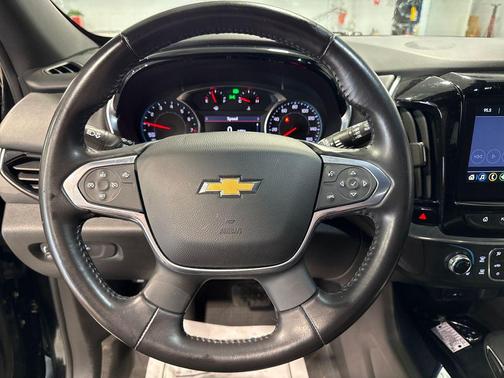 Mosaic Black Metallic 2022 Chevrolet Traverse LT Cloth