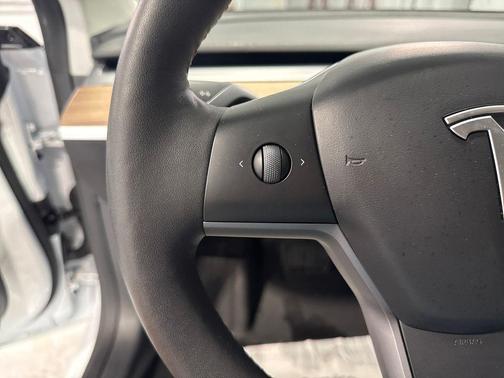 Pearl White Multi-Coat 2023 Tesla Model 3 Standard Range