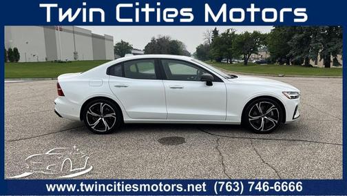 2023 Volvo S60 B5 Plus Dark Theme