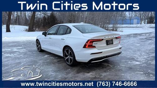 2023 Volvo S60 B5 Plus Dark Theme